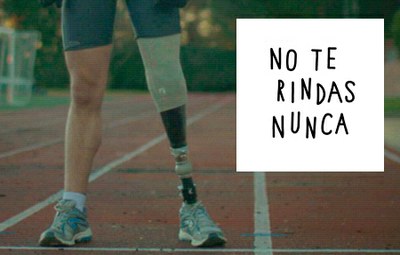Cartel promocional de los premios 'No te rindas nunca' que refleja la imagen de las piernas de un deportista con discapacidad; una de ellas provista de una prótesis