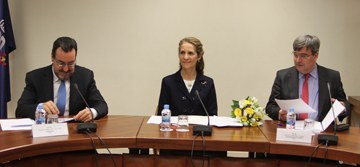 Doña Elena, flanqueada por Miguel Carballeda (izquierda) y Miguel Cardenal, preside la Asamblea