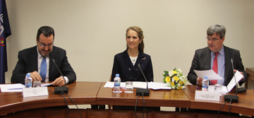 Doña Elena, flanqueada por Miguel Carballeda (izquierda) y Miguel Cardenal, preside la Asamblea