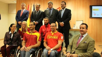 Los representantes del Comité Paralímpico y de RTVE posan, junto a algunos atletas con discapacidad, tras suscribir el acuerdo