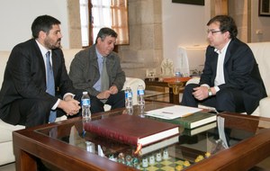 Fernández Vara (a la derecha) conversa con el delegado territorial y el presidente del Consejo Territorial de la ONCE en Extremadura