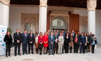 Foto de familia de autoridades y empresarios en el encuentro celebrado en Toledo