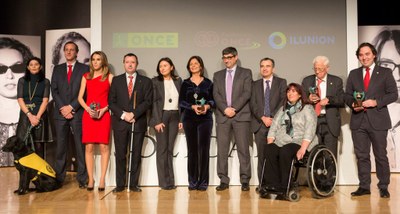 Foto de familia de autoridades y galardonado en la entrega en Madrid de los Premios Solidarios ONCE