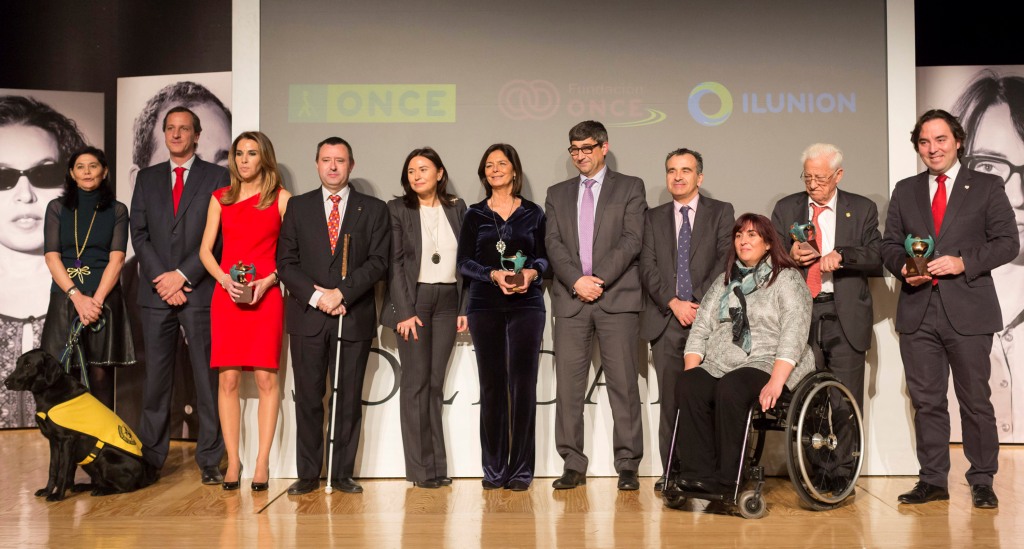 Foto de familia de autoridades y galardonado en la entrega en Madrid de los Premios Solidarios ONCE