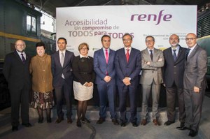 Foto de familia de los representantes de Renfe y de ILUNION Accesibilidad, en la presentación de la nueva aplicación