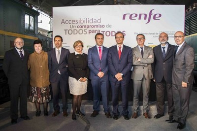 Foto de familia de los representantes de Renfe y de ILUNION Accesibilidad, en la presentación de la nueva aplicación