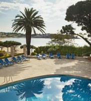 Imagen de la zona de piscina con vistas al mar del Caleta Park