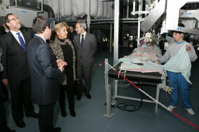 La vicepresidenta Valdeón recorre la nueva planta de lavandería vallisoletana
