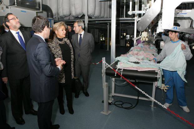 La vicepresidenta Valdeón recorre la nueva planta de lavandería vallisoletana