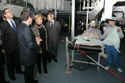 La vicepresidenta Valdeón recorre la nueva planta de lavandería vallisoletana
