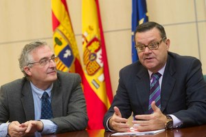 Martínez Donoso (a la derecha) y Joaquín Olona, tras firmar el acuerdo