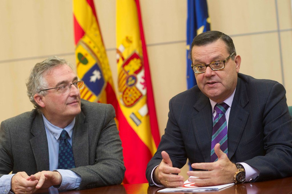 Martínez Donoso (a la derecha) y Joaquín Olona, tras firmar el acuerdo