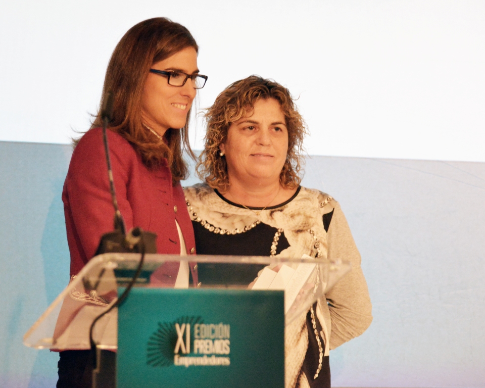 Saioa Aguirre junto a Teresa Palahí, secretaria general de Fundación ONCE, en el acto de entrega del Premio Por Talento al Emprendedor con Discapacidad (18/11/2015)