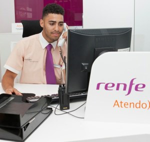 Un telefonista de Atendo responde a una llamada de su servicio de atención telefónica