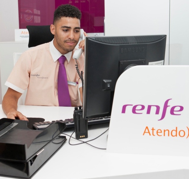 Un telefonista de Atendo responde a una llamada de su servicio de atención telefónica