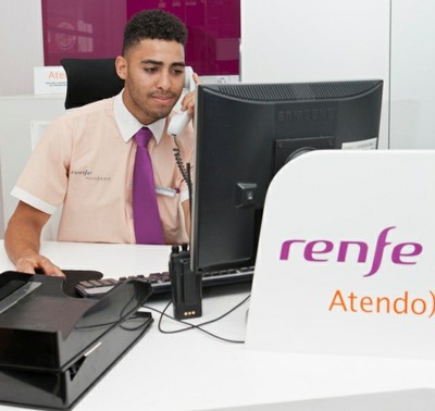 Un telefonista de Atendo responde a una llamada de su servicio de atención telefónica