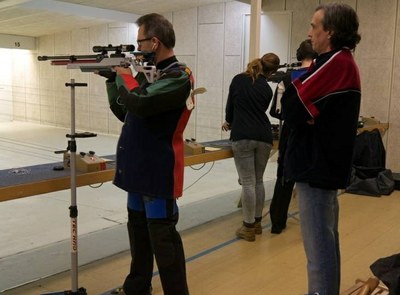 Una persona con discapacidad visual durante el Campeonato de Tiro Oímpico de Barcelona