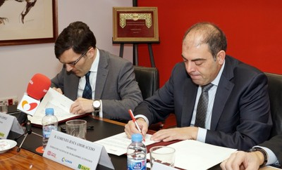 Alberto Durán (a la izquierda) y Lorenzo Amor firman el convenio