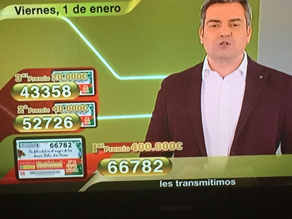 Álvaro Santos anunciando en Televisión los tres primeros premios del Extra de Navidad de la ONCE