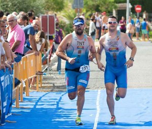 Candón (a la izquierda) corre junto a su guía, en el transcurso de una reciente competición atlética 