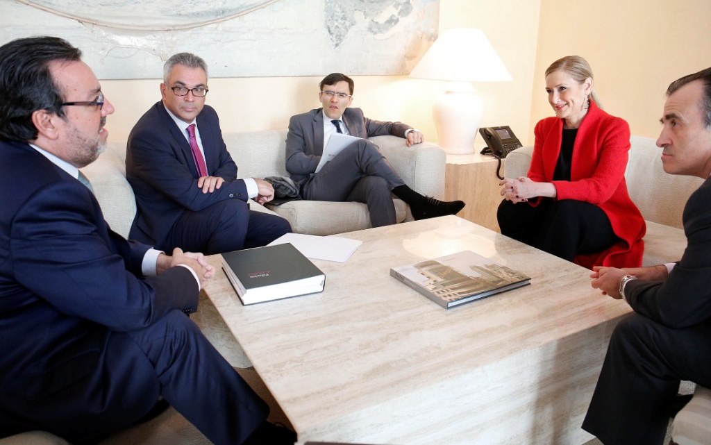 De izquierda a derecha, Carballeda, Izquierdo, Durán, Cifuentes y Royo conversan durante el encuentro