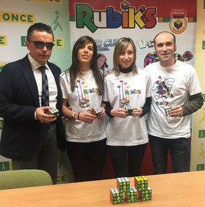 De izquierda a derecha, Manuel Martínez, las afiliadas Ana y Lorena y Ernesto Fernández, en el acto de presentación