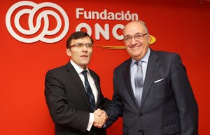 Domingo San Felipe (a la derecha) estrecha su mano con Alberto Durán, tras la firma del convenio