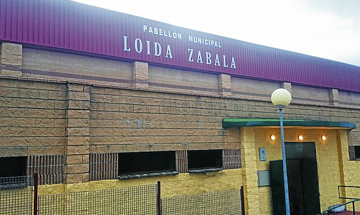 Fachada del nuevo pabellón dedicado a Loida Zabala en Losar de la Vera