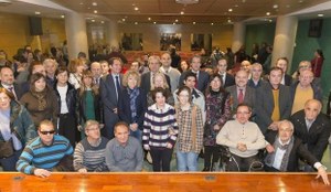 Luis Cayo Pérez, junto a numerosos periodistas y protagonistas de las historias publicadas, en el acto celebrado en la sede de la ONCE en Santander