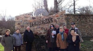 Participantes en el taller de Ferreras de Abajo posan con las monitoras del curso a la entrada del pueblo