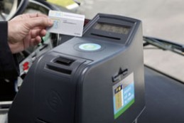 Un conductor de ALSA cancela un billete en uno de sus autobuses