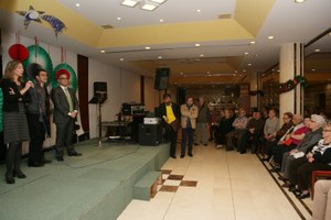 Los responsables de la ONCE que acudieron a visitar a los participantes en el turno (los días 28 y 29 de diciembre) se dirigen a ellos en el salón de actos del hotel