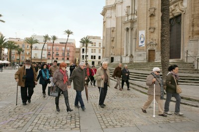 Participantes en la excursión a Cádiz, ante la puerta de la catedral