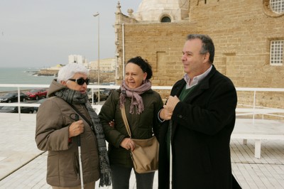 Tres de los integrantes del turno vacacional en el paseo marítimo