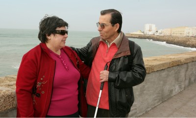 Una pareja de afiliados en el paseo marítimo gaditano