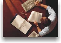 Vista de pájaro de un técnico estadístico trabajando con su ordenador