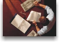 Vista de pájaro de un técnico estadístico trabajando con su ordenador