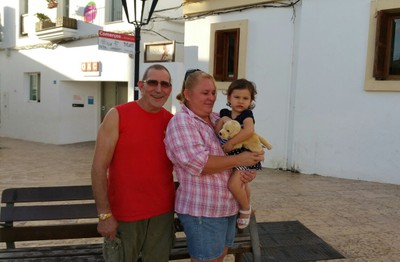 Yolanda Cornejo con su marido y su hija