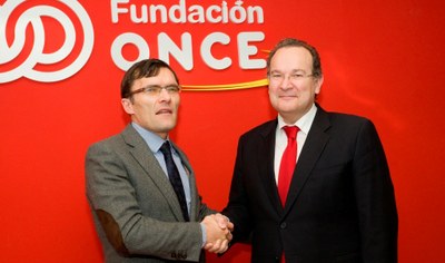 Alberto Durán (a la izquierda), y el rector de la UNIR, José María Vázquez, sellan el acuerdo con un apretón de manos