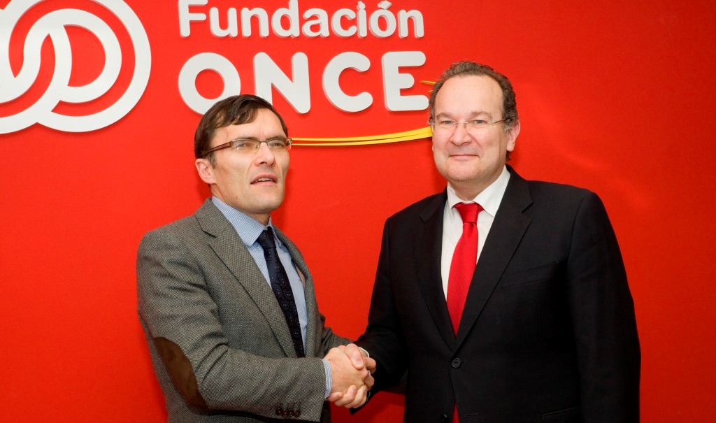 Alberto Durán (a la izquierda), y el rector de la UNIR, José María Vázquez, sellan el acuerdo con un apretón de manos