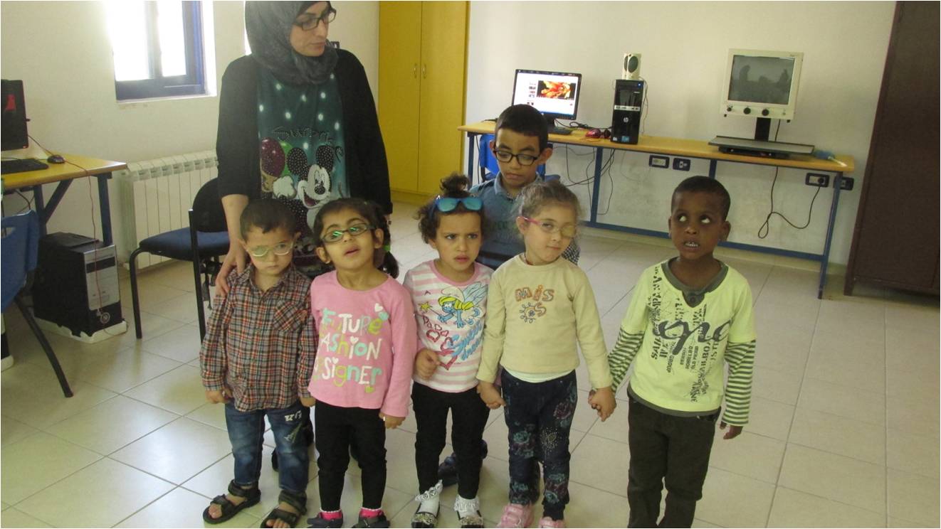 Media docena de pequeños alumnos, con su profesora, en el aula de Tecnología