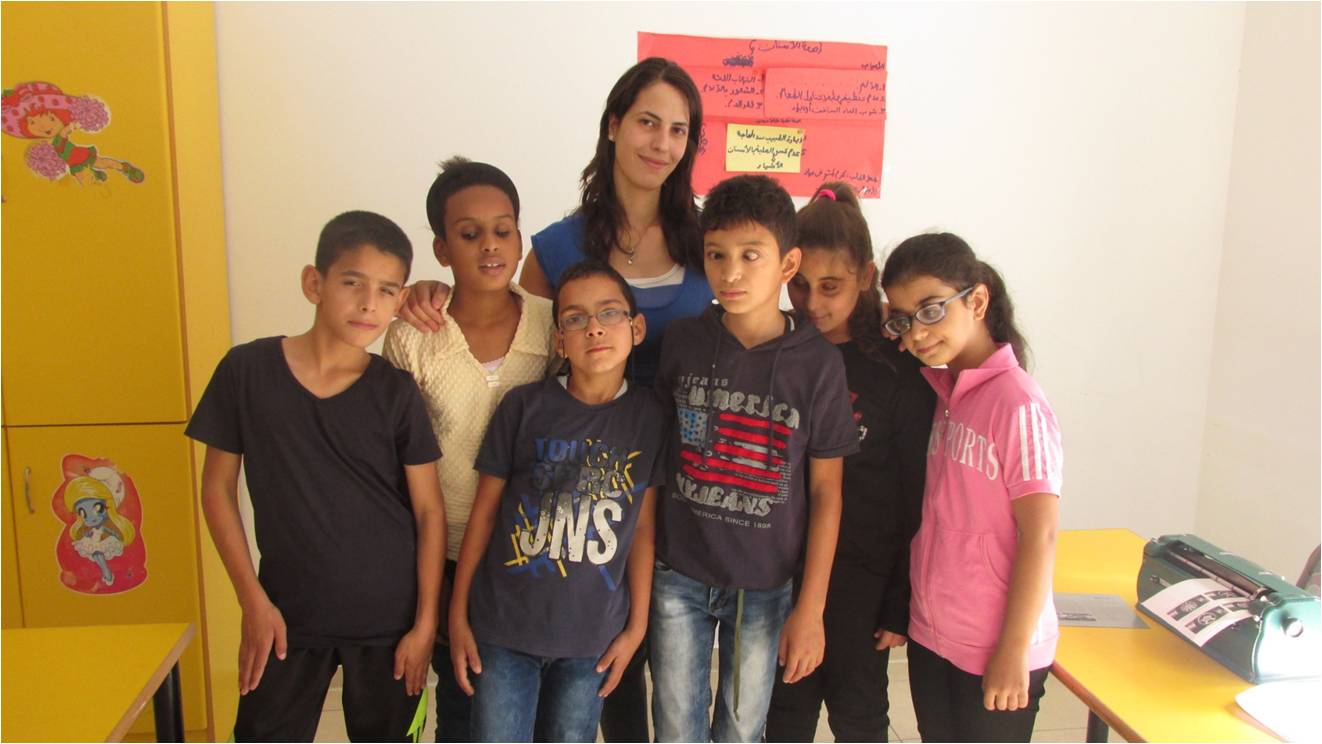 Seis preadolescentes ciegos palestinos, con su maestra, en el aula
