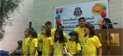 Un coro de niños ciegos palestinos actúa ante la entrada de su colegio en Gaza