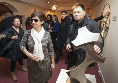 Gemma León y Diego Canogar recorren, junto con otros visitantes, la exposición