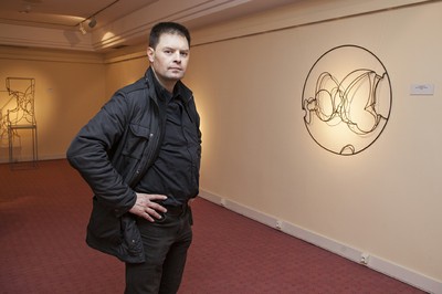 Diego Canogar ene una de sus obras