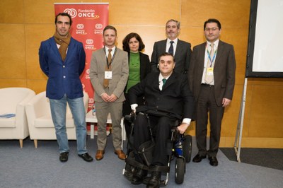 El  director de Accesibilidad Universal de Fundación ONCE, Jesús Hernández (en silla), con los miembros de la mesa de expertos en Accesibilidad, en FITUR