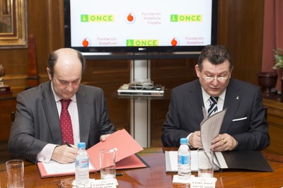 El director general de Fundación Vodafone España, Santiago Moreno, y el director general de la ONCE, Ángel Sánchez.