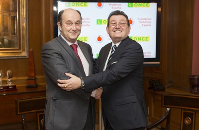 El director general de Fundación Vodafone España, Santiago Moreno, y el director general de la ONCE, Ángel Sánchez.