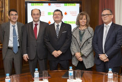 El director general de Fundación Vodafone España, Santiago Moreno, y el director general de la ONCE, Ángel Sánchez.