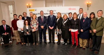 El ministro Alonso, flanqueado por su secretaria de Estado Susana Camarero, y por Miguel Carballeda, junto a los representantes de las entidades beneficiarias de los vehículos